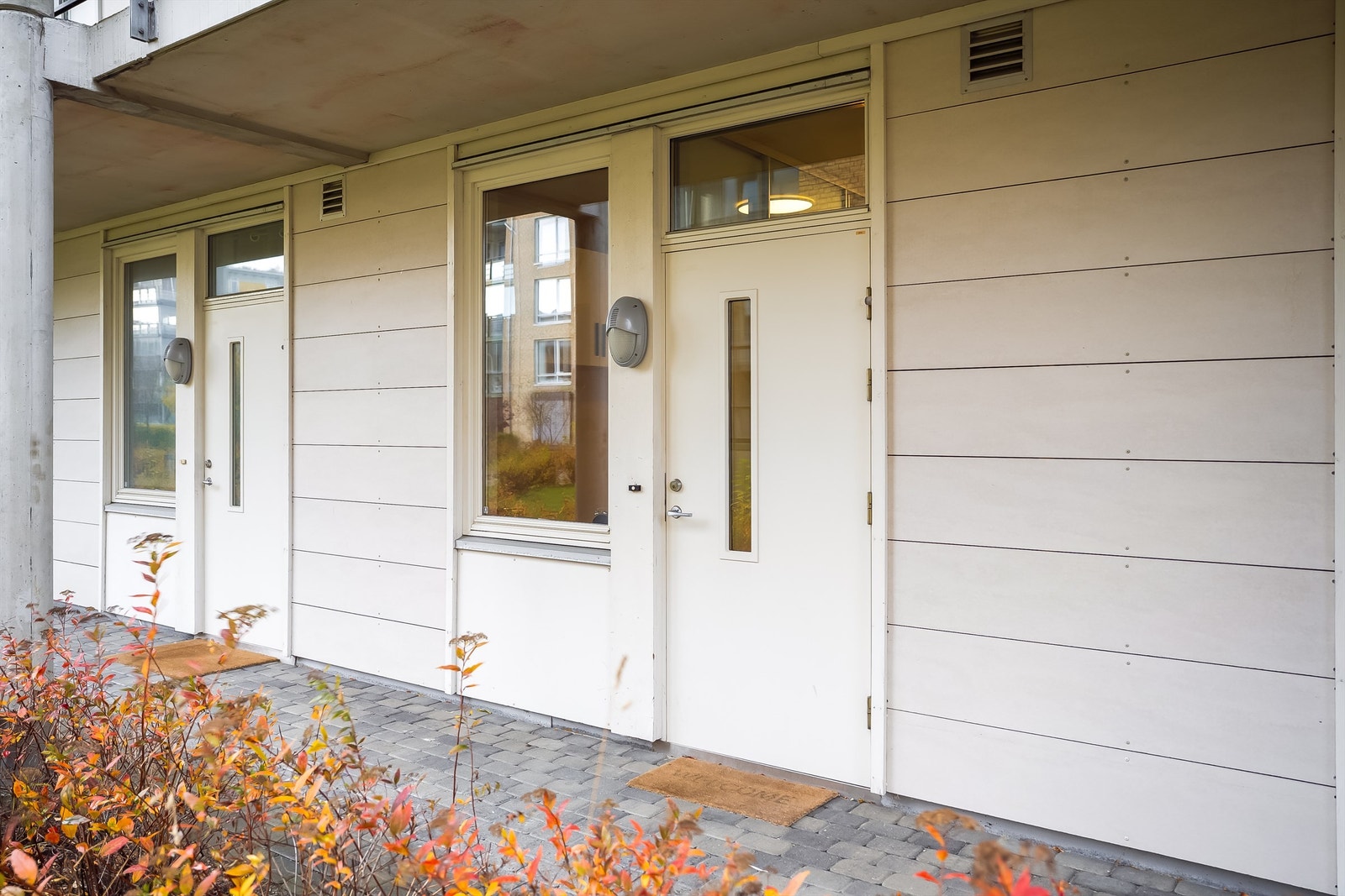 Praktisk beliggende i høy første etasje. Egen inngang med overbygd svalgang. Galleribilde