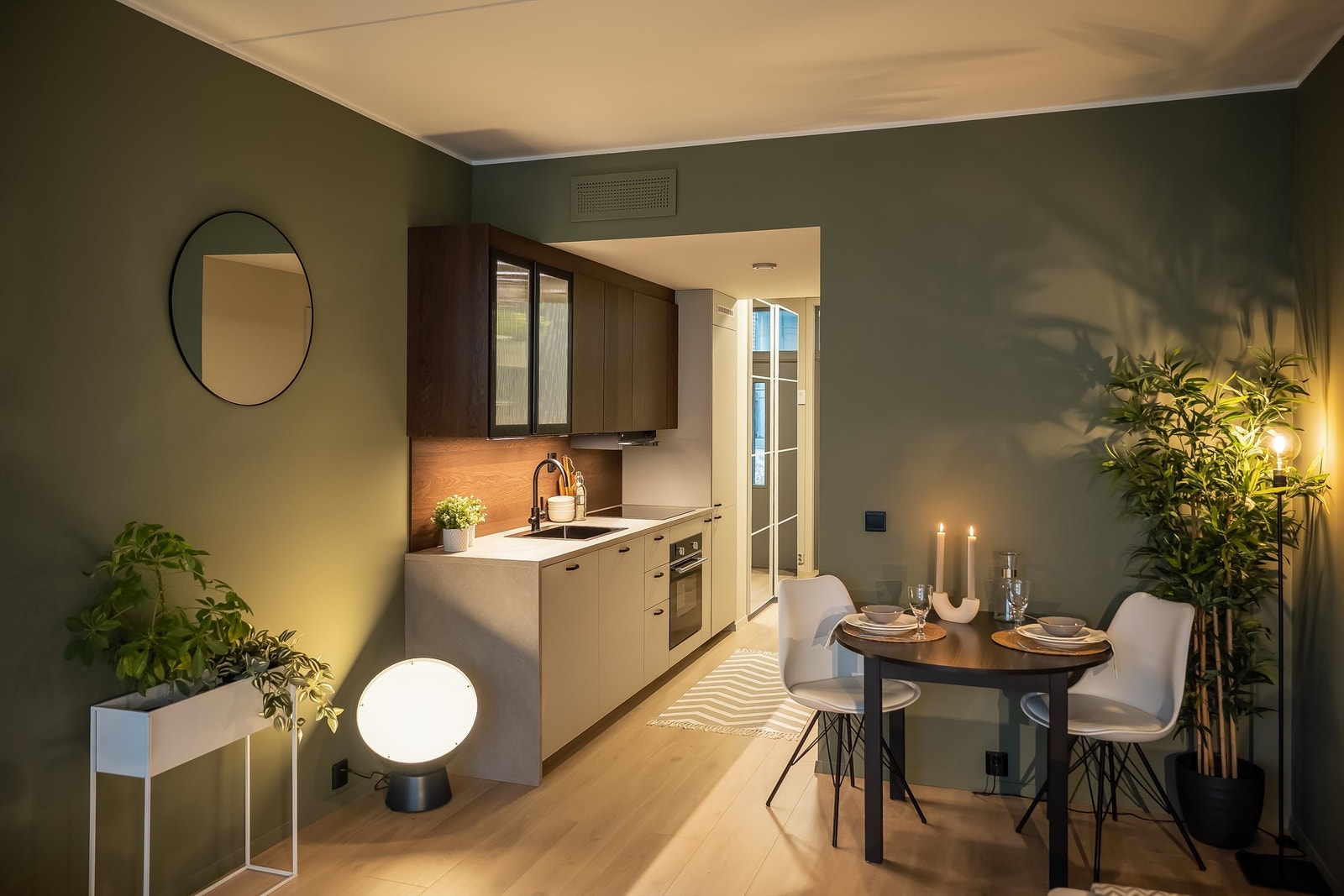 Lekker leilighet med nymalte flater i moderne farger og et flott laminatgulv med fasede longplank-bord. Listefri utførelse mot himling. Galleribilde