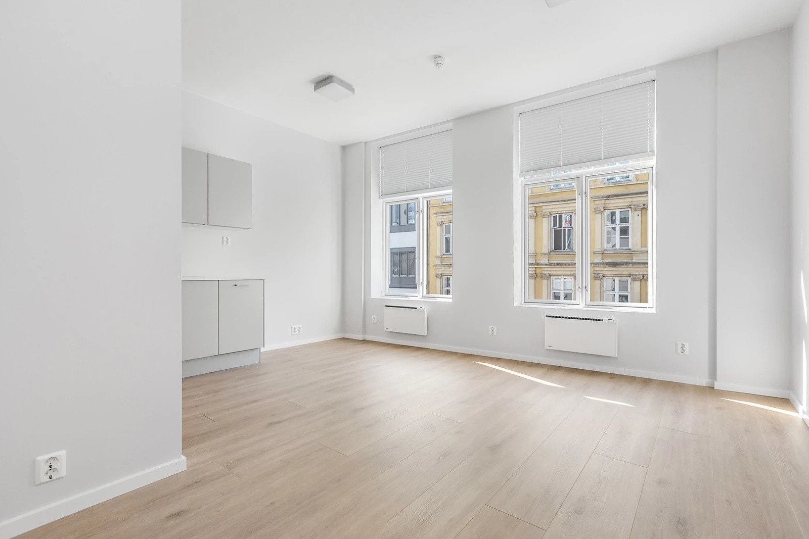 Hybeldelen har to store klassiske vinduer som slipper inn fint lys. Galleribilde