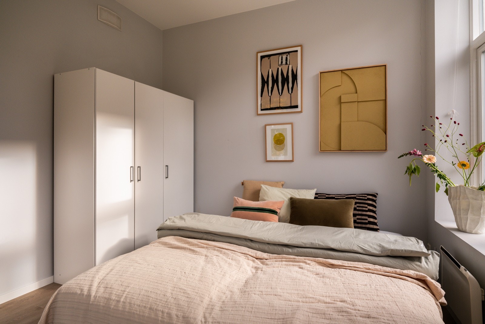 På soverommet har du naturlig plass til dobbeltseng, samt god oppbevaringsplass i medfølgende garderobeskap. Galleribilde