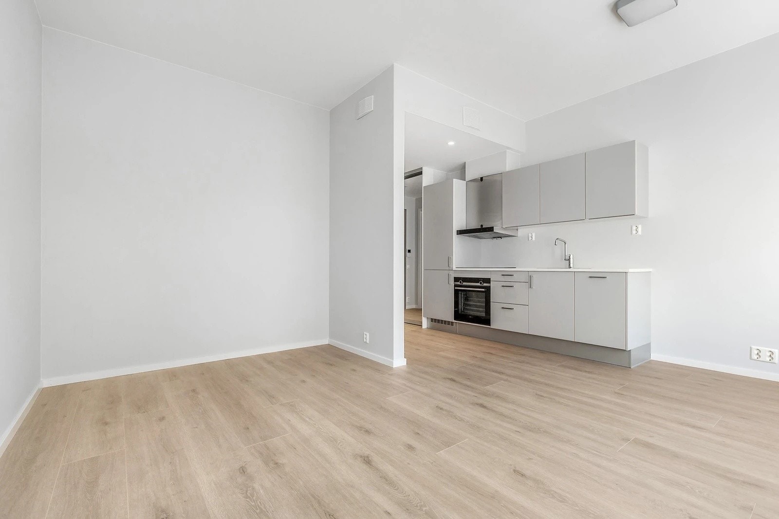 Samme gode og moderne standard fra 2019 som hoveddelen. HTH-kjøkken med integrerte hvitevarer og balansert ventilasjon. Galleribilde