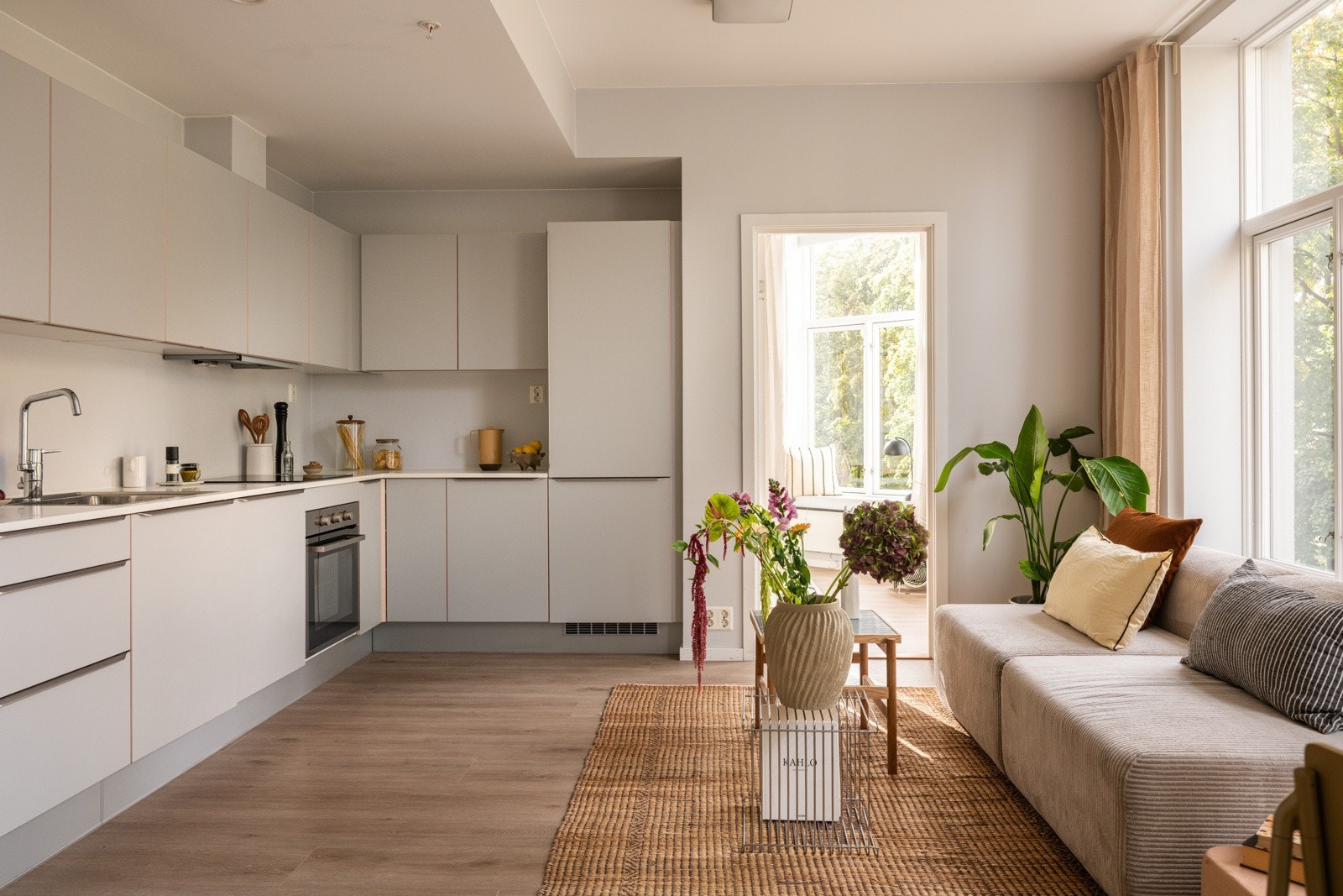 Lysinnslippet sammen med den gode takhøyden gir en god og luftig romfølelse. Galleribilde