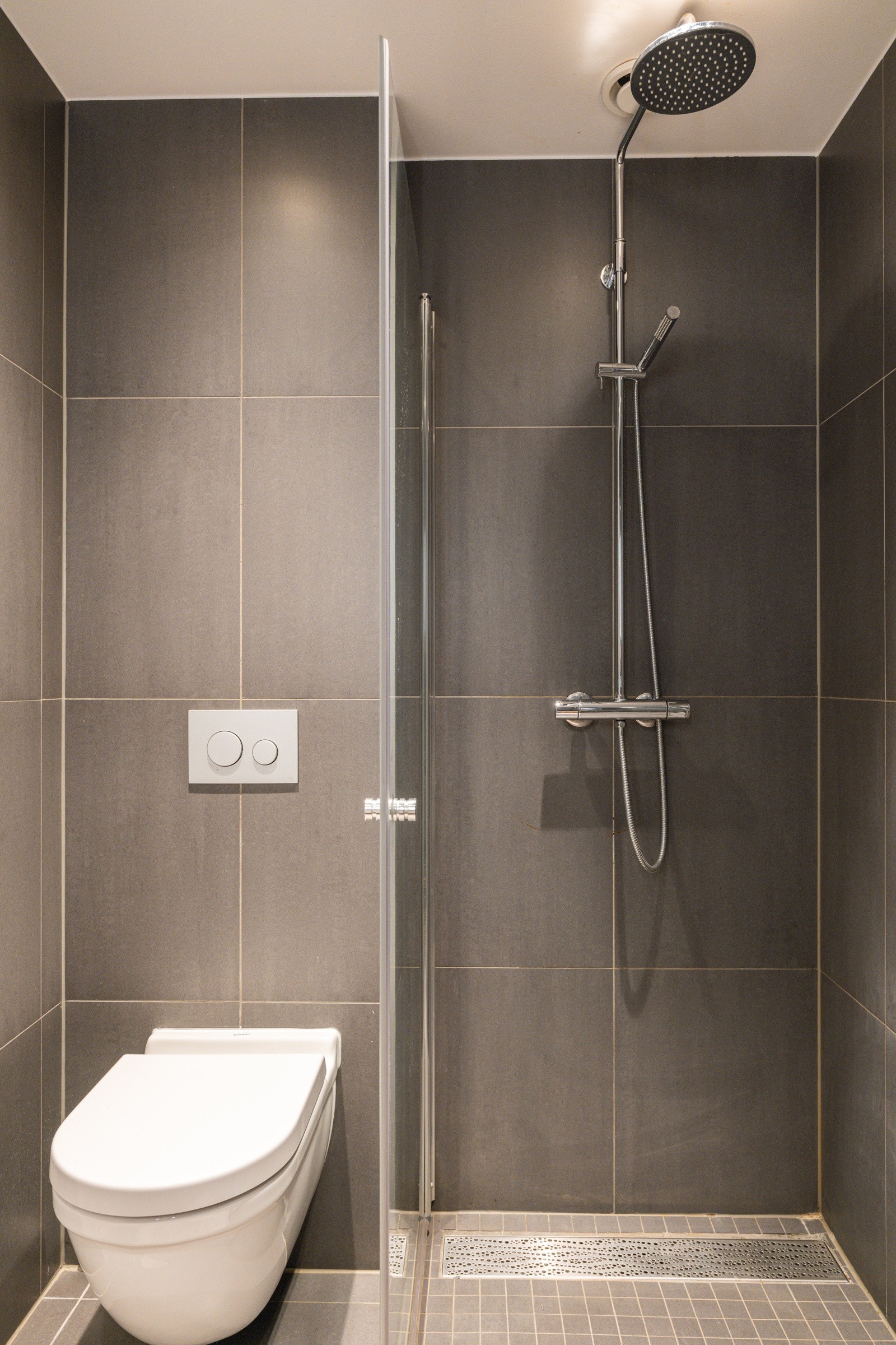 Baderommet er også utstyrt med vegghengt toalett. Galleribilde