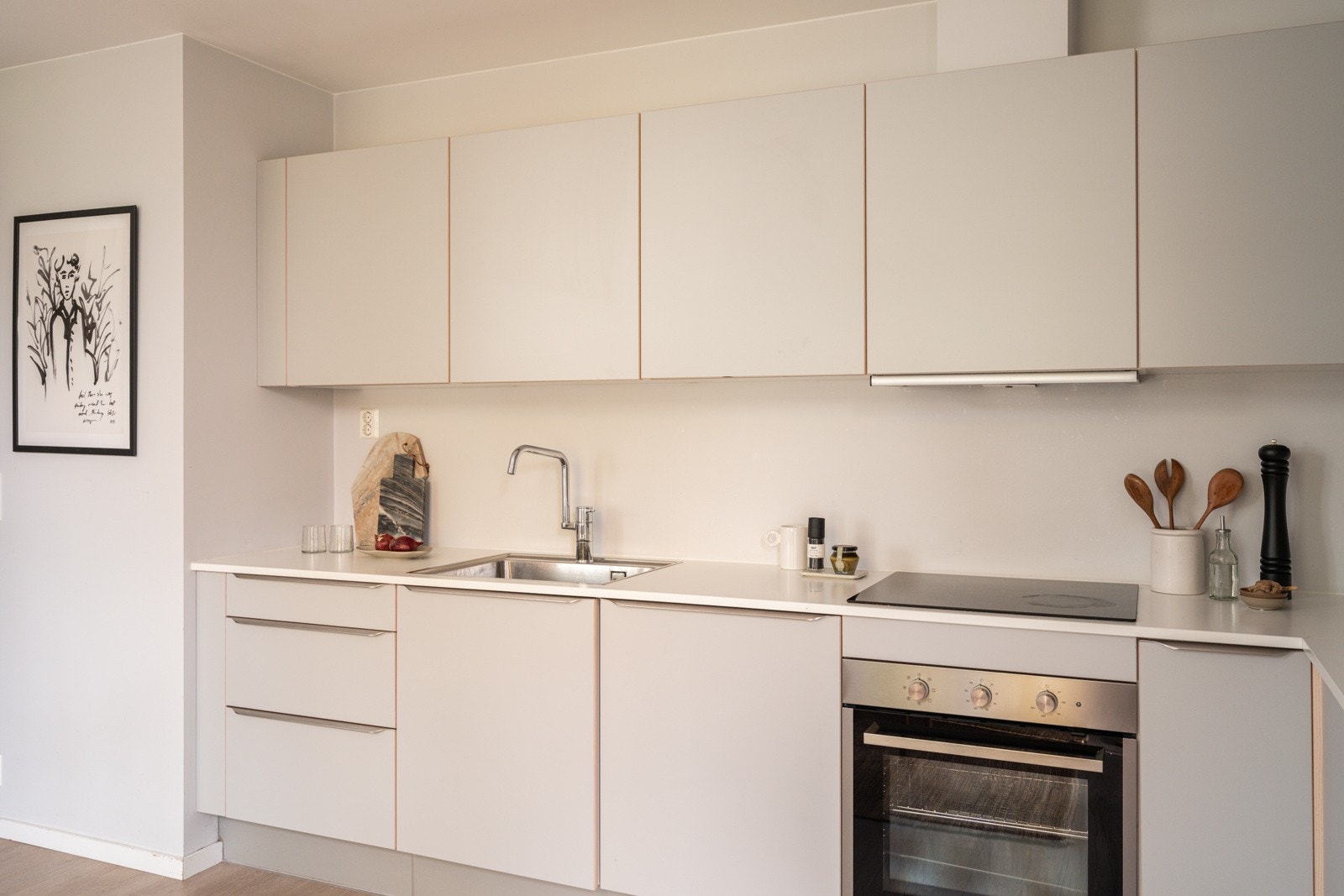 Det er avtrekk via sentralt avtrekksanlegg i bygget og komfyrvakt ved platetoppen. Galleribilde