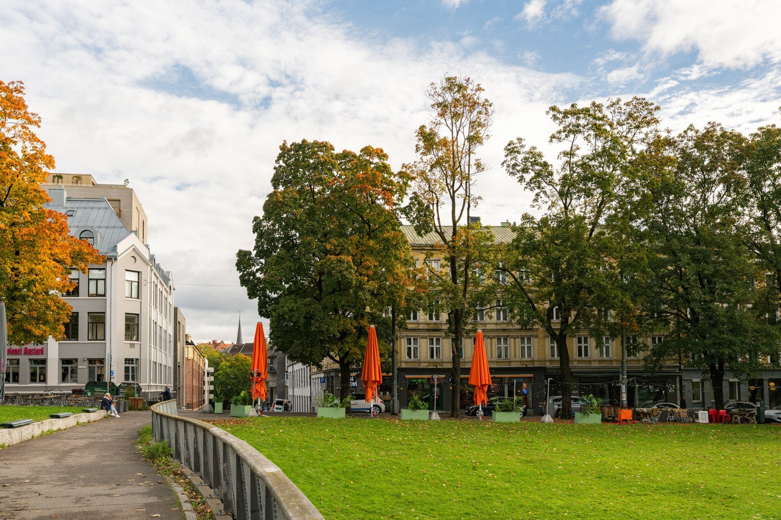 Her har du kort gangavstand til alt av fasiliteter, restauranter og flotte grønne områder. Dette er et område du vil trives i! Galleribilde