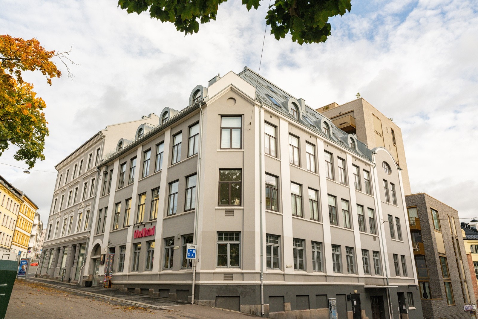 Leiligheten har en svært urban og sentral beliggenhet på populære Alexander Kiellands plass, som er et pulserende knutepunkt mellom Grünerløkka og St. Hanshaugen. Galleribilde
