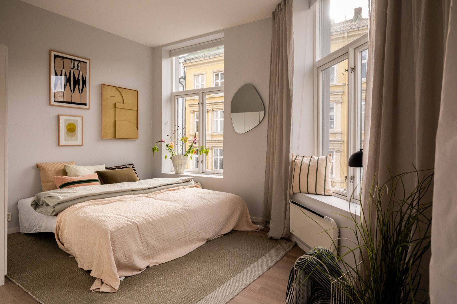 Leiligheten har et lyst og innbydende hovedsoverom av god størrelse. Galleribilde