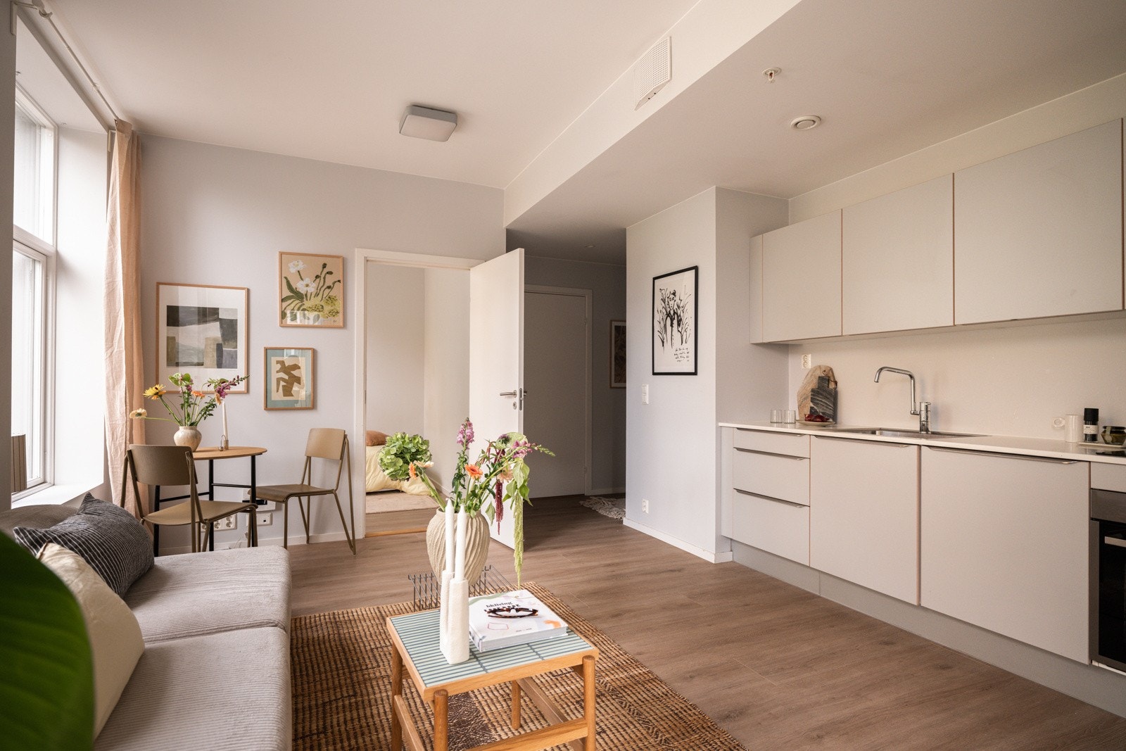 I stuen er det plass til både sofa med salongbord og et spisebord. Galleribilde