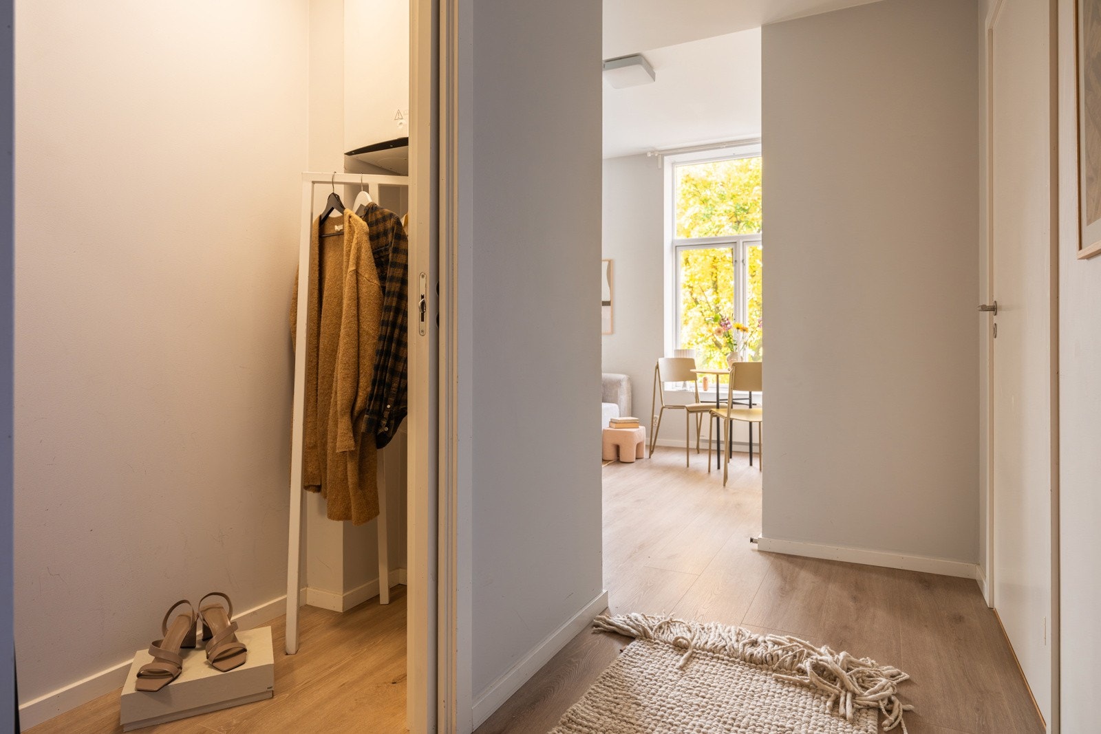 Hoveddelen har 2 innvendige boder - her har du rikelig med lagringsplass! Galleribilde