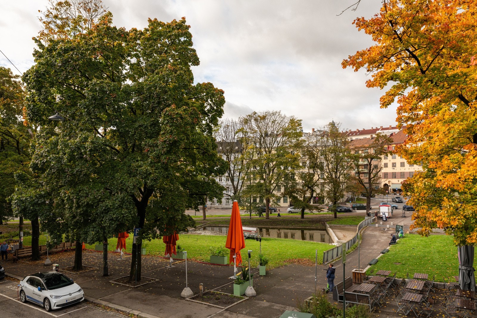 Nydelig og frodig utsikt mot parken på Kiellands plass hvor det er solrike uteserveringer på sommerstid. Galleribilde