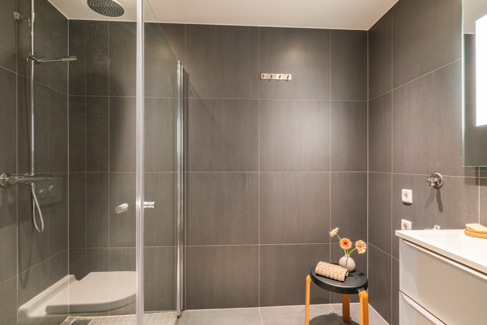 Leiligheten har et stilrent og lekkert baderom fra 2019. Baderommet har flotte fliser på gulv og vegger, elektriske varmekabler, downlights i himlingen og avtrekk via balansert ventilasjon. Galleribilde