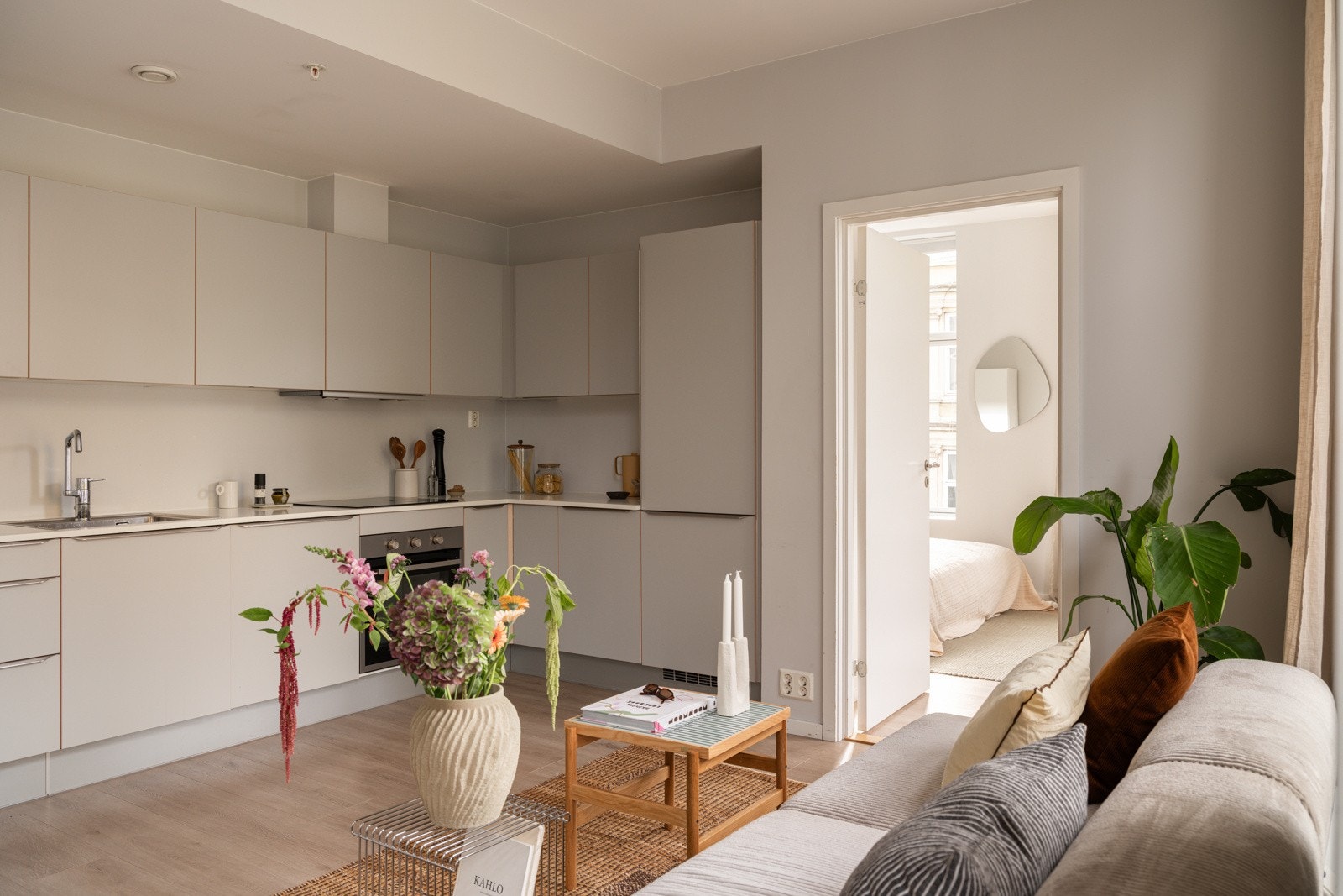 Kjøkkenet ligger i en fin og sosial åpen løsning med stuen. Galleribilde