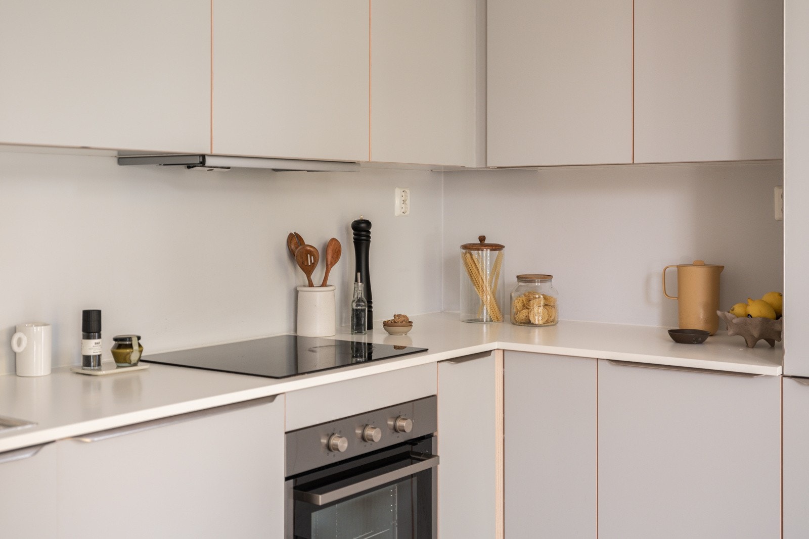 Kjøkkenet er fullt utstyrt med integrerte hvitevarer som nedfelt induksjonstopp, stekeovn, oppvaskmaskin og kjøleskap med frysedel. Alle hvitevarer medfølger. Galleribilde