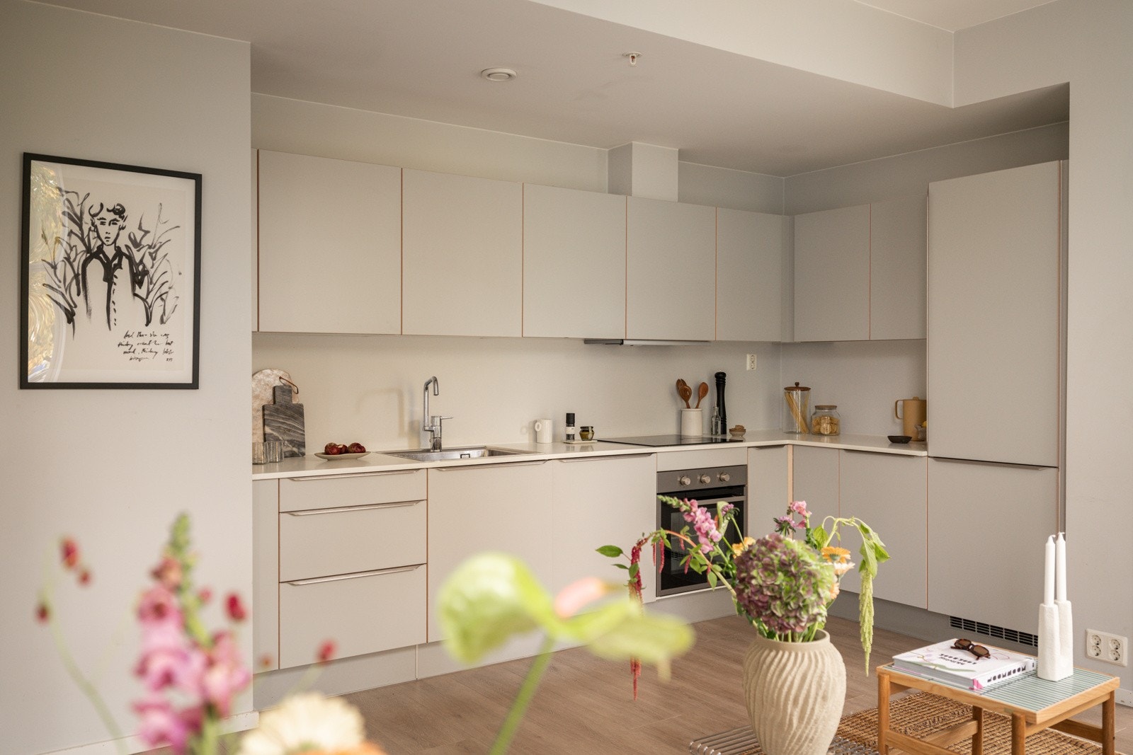 Stilrent og moderne HTH-kjøkken fra 2019 med god skap- og benkeplass. Galleribilde