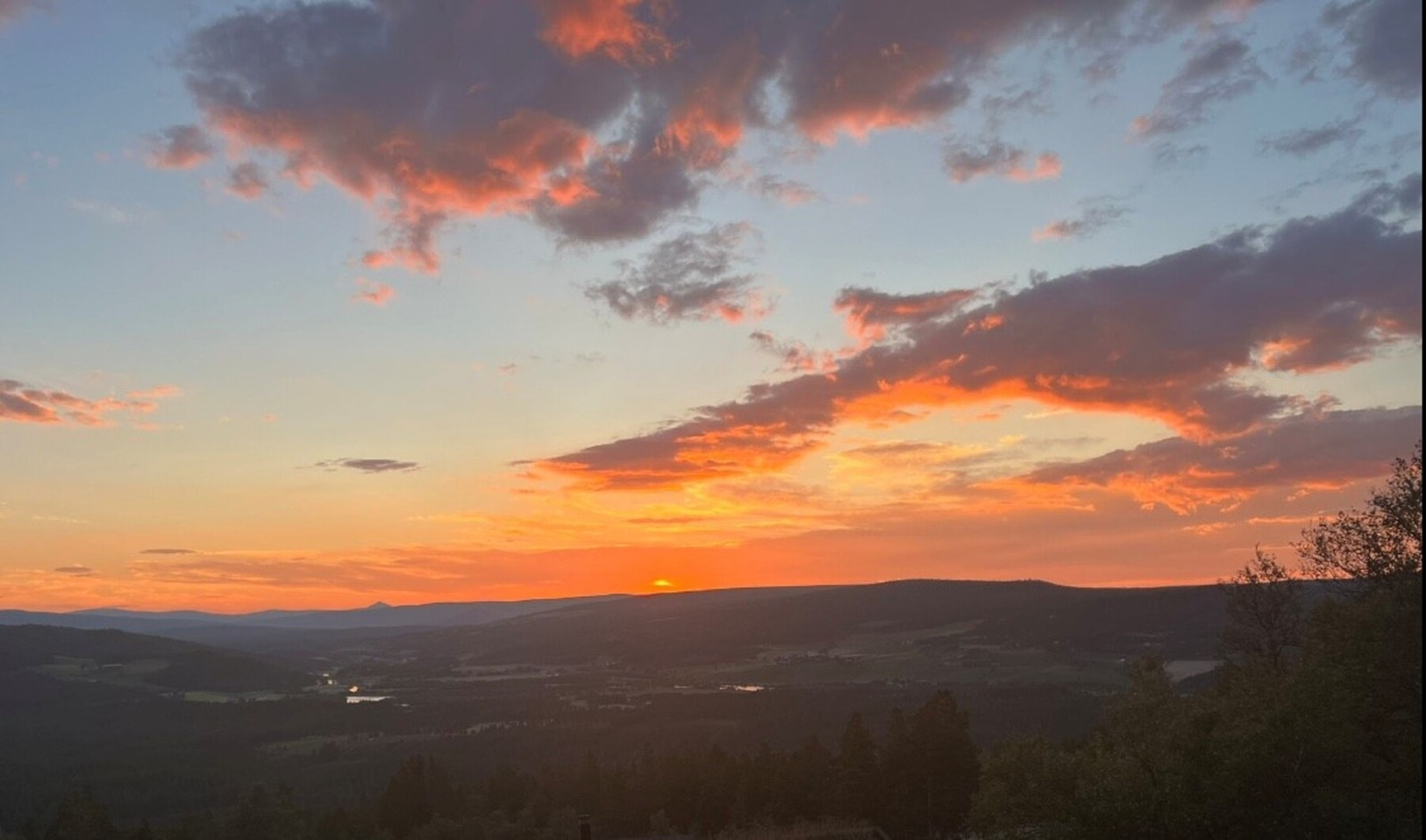 Selgers egne bilder viser hvor fantastisk både utsikt og vær kan være på hytta. Galleribilde