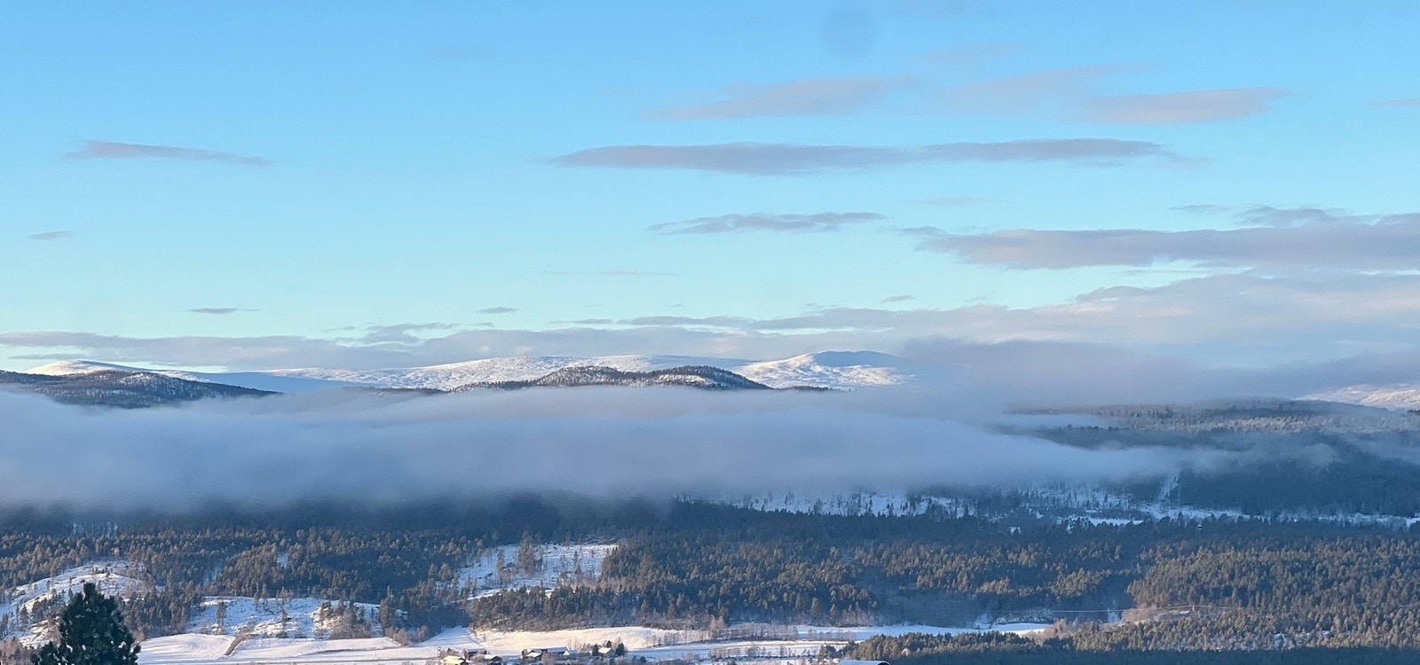 Selgers egne bilder viser hvor fantastisk både utsikt og vær kan være på hytta. Galleribilde