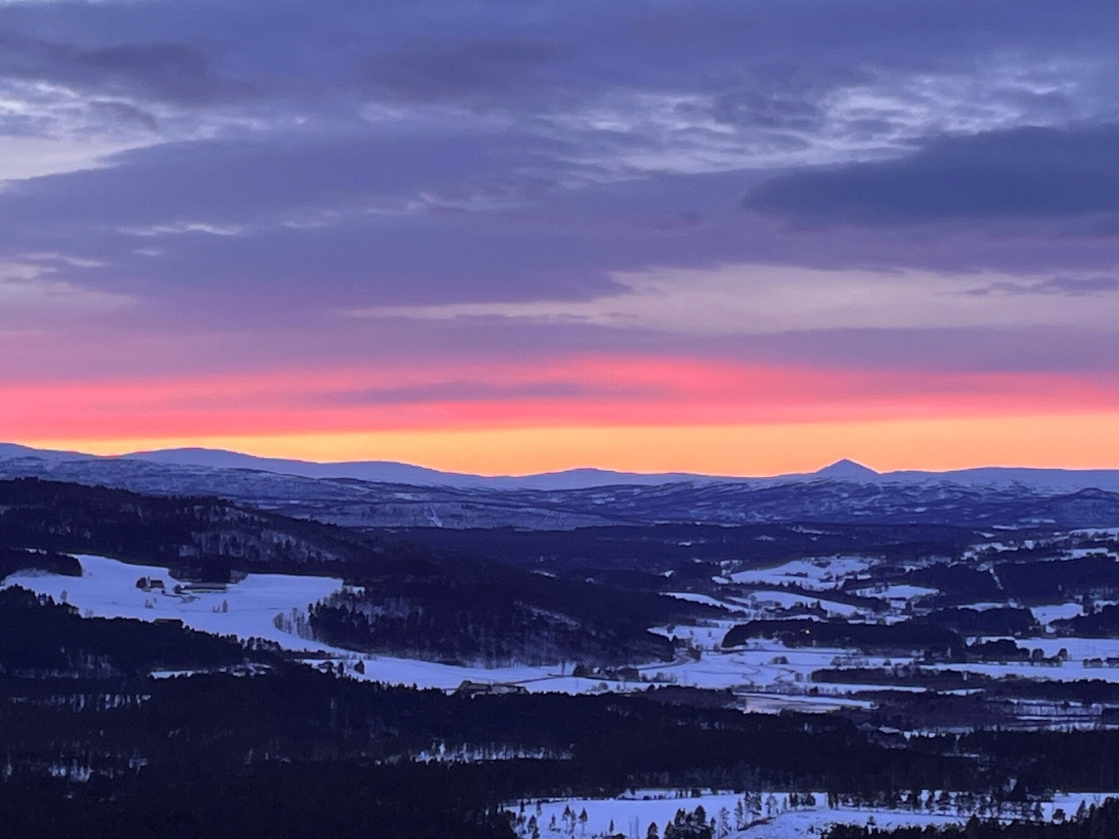 Selgers egne bilder viser hvor fantastisk både utsikt og vær kan være på hytta. Galleribilde