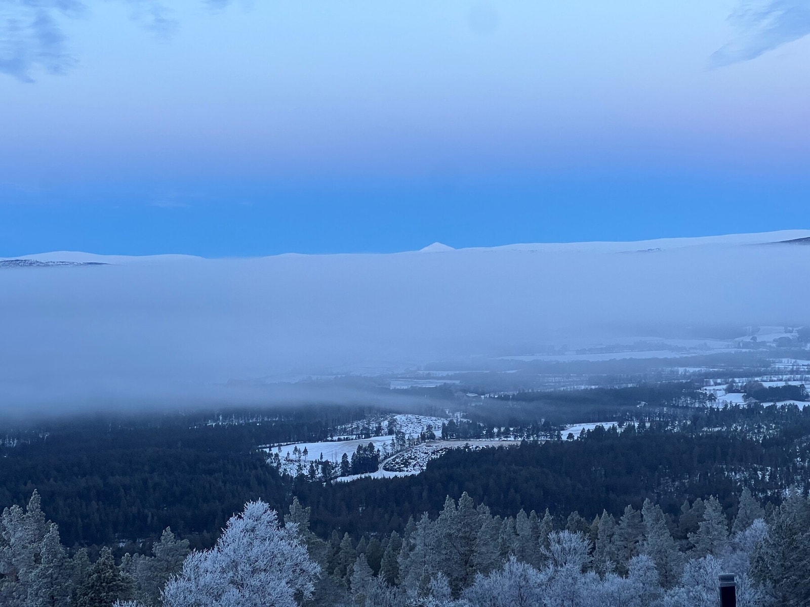 Selgers egne bilder viser hvor fantastisk både utsikt og vær kan være på hytta. Galleribilde