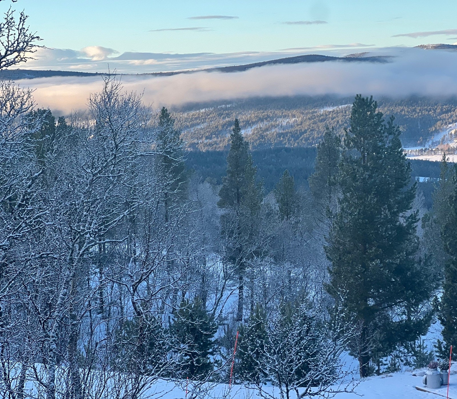 Selgers egne bilder viser hvor fantastisk både utsikt og vær kan være på hytta. Galleribilde