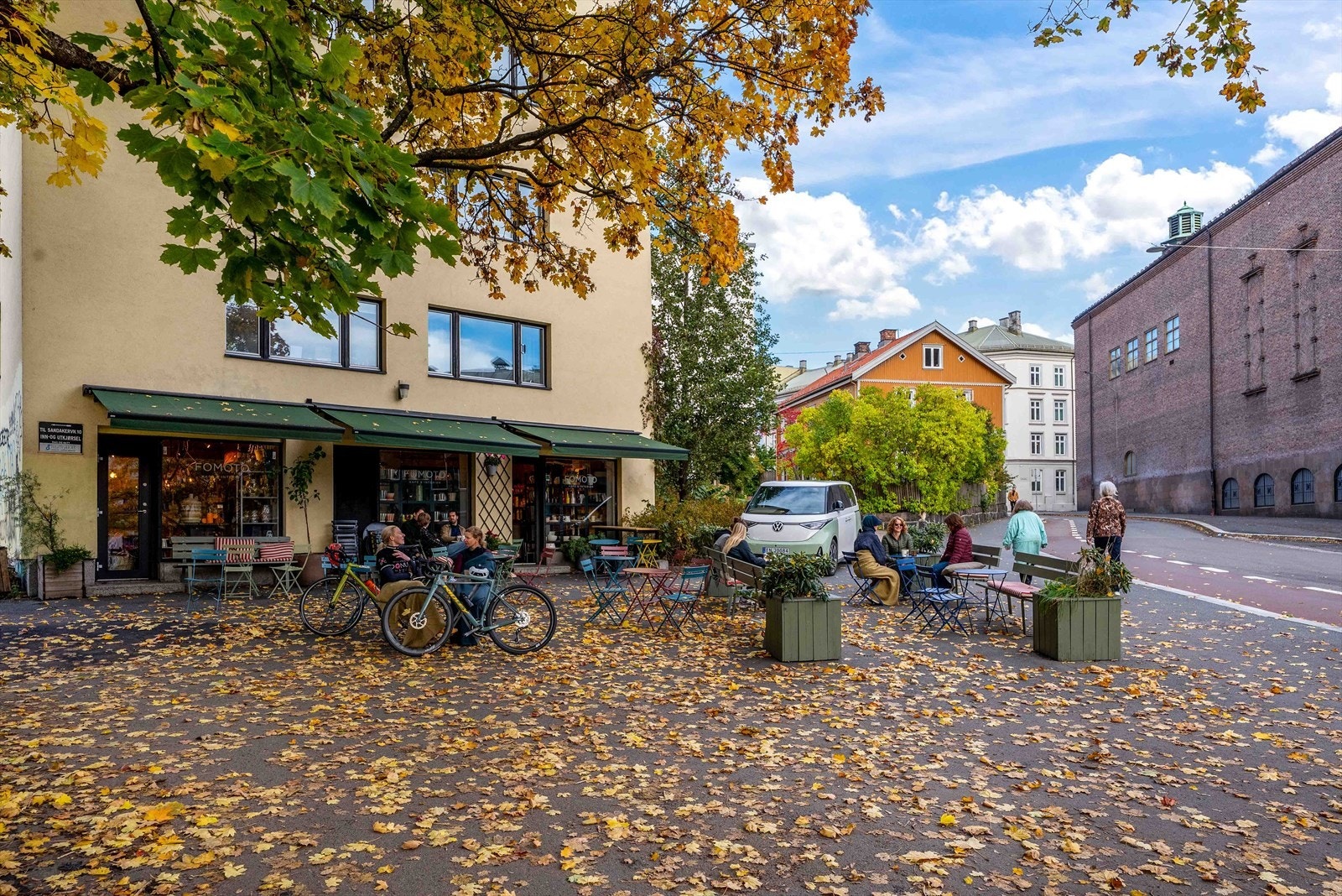 Nærområdet byr på flere hyggelige kaféer langs gaten. Galleribilde