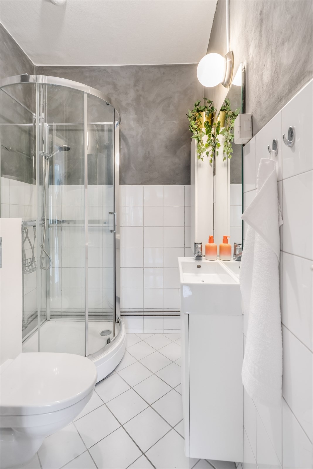 Det er utstyrt med en nyere baderomsinnredning med servant, et vegghengt toalett og et dusjkabinett. Det er også opplegg for vaskemaskin. Galleribilde