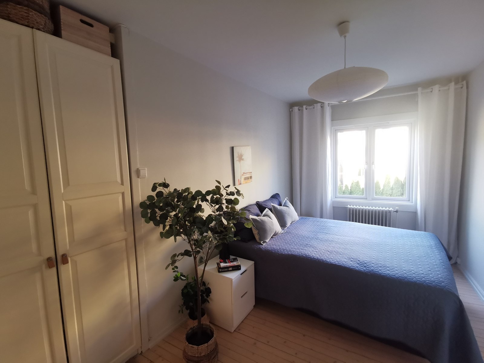 Privat bilde. Luftig og lyst soverom med garderobeskap. Galleribilde