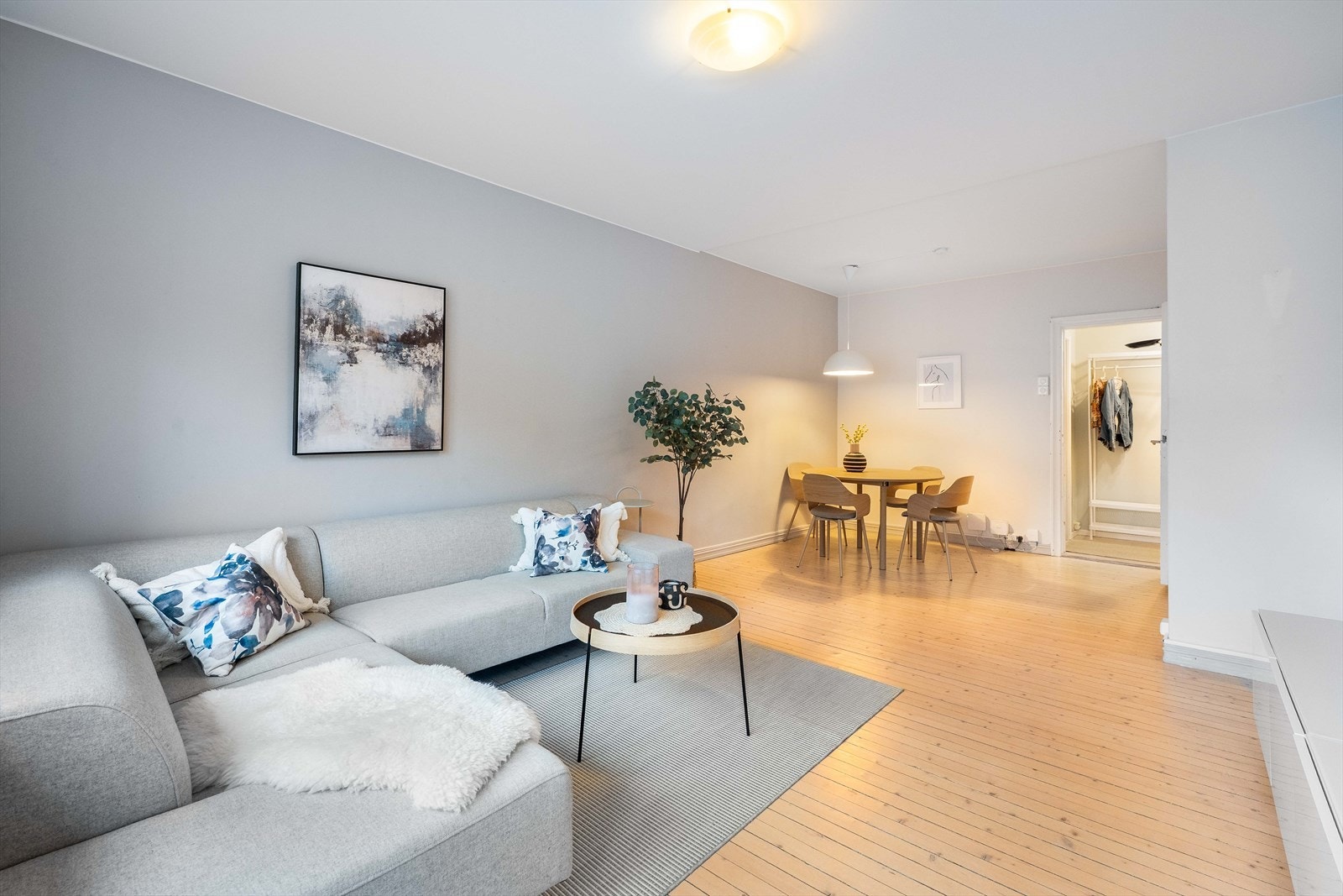 Luftig stue. Enkelte tilsvarende leiligheter har flyttet kjøkken ut her i stuen og etablert soverom på kjøkken. Galleribilde