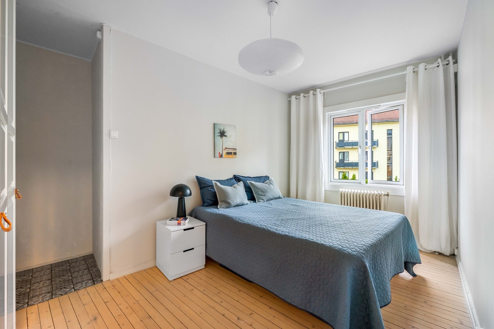 Det er nå satt inn garderobeskap inn i nisjen her på soverommet. Galleribilde