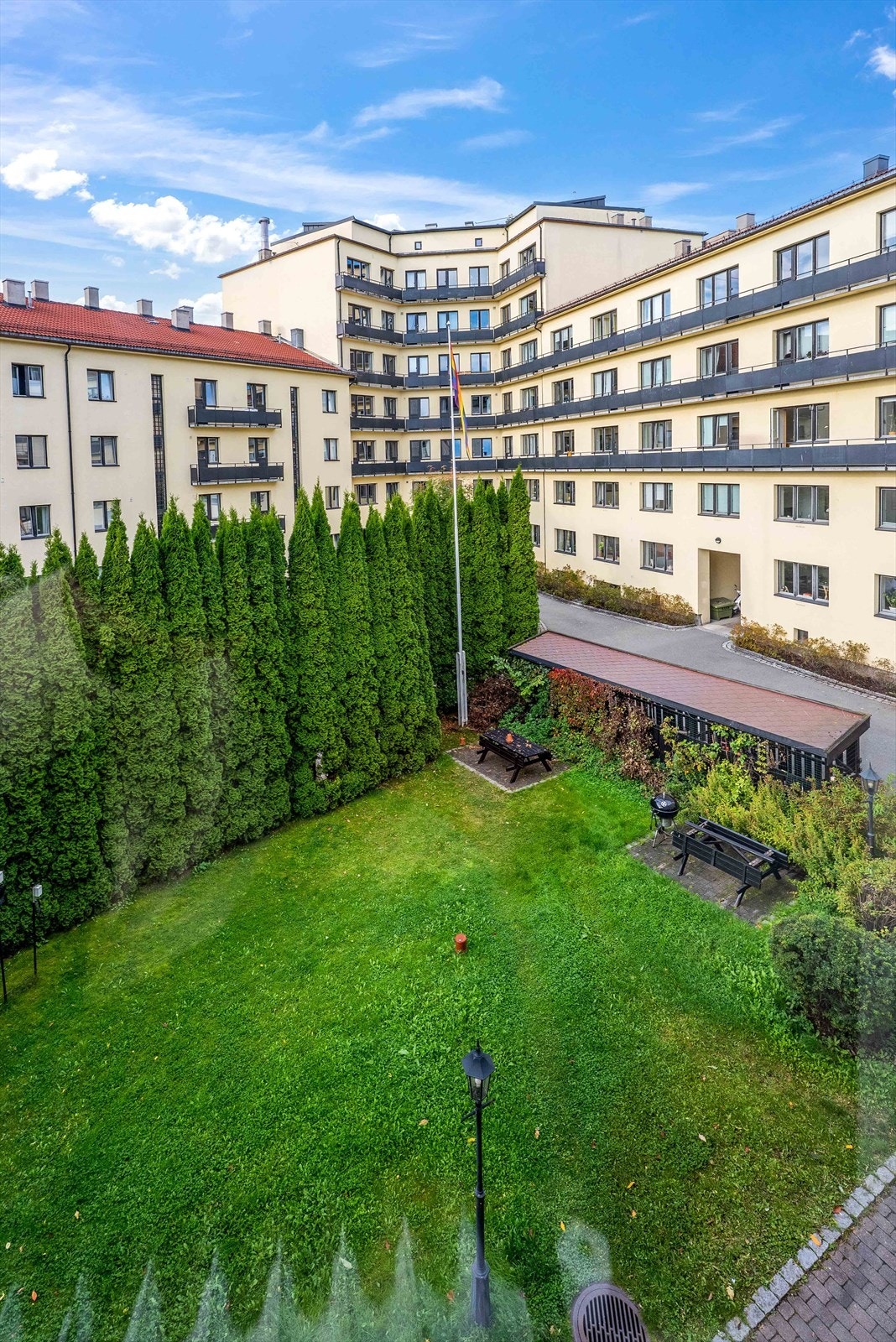 Utsikt fra kjøkken og soverom. Galleribilde