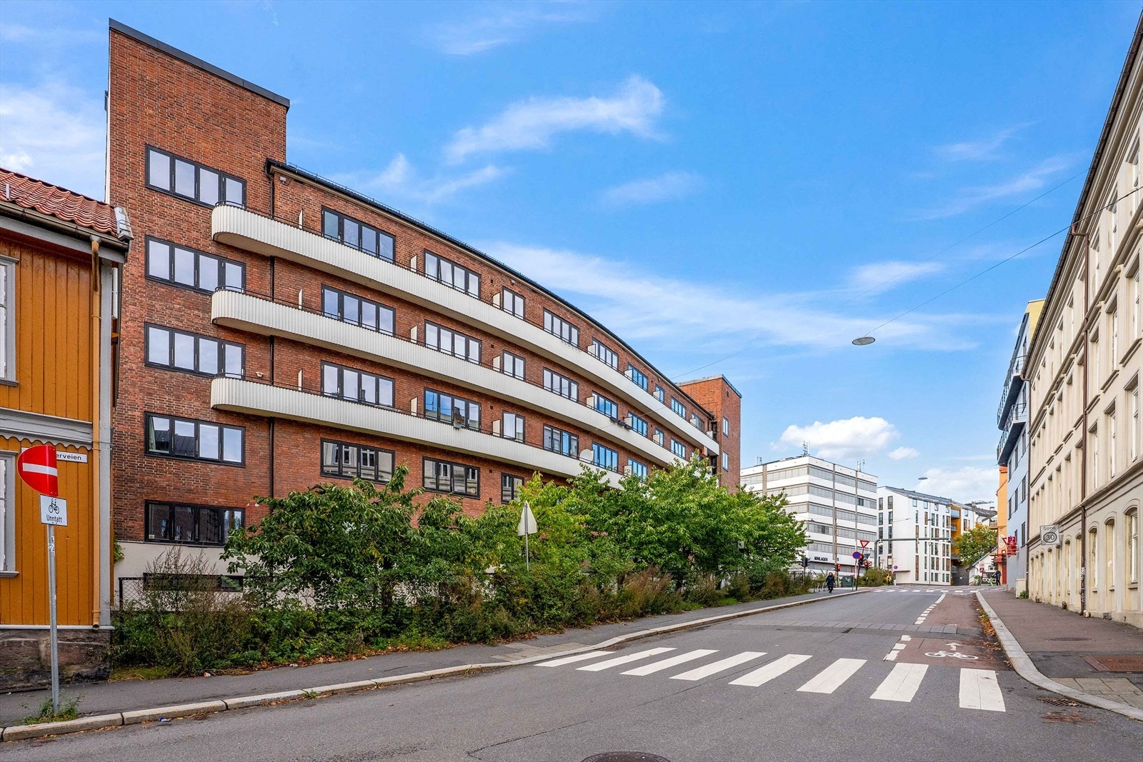 Bygningen har karakteristisk buet fasade med brannbalkonger fom 3.etg. Galleribilde