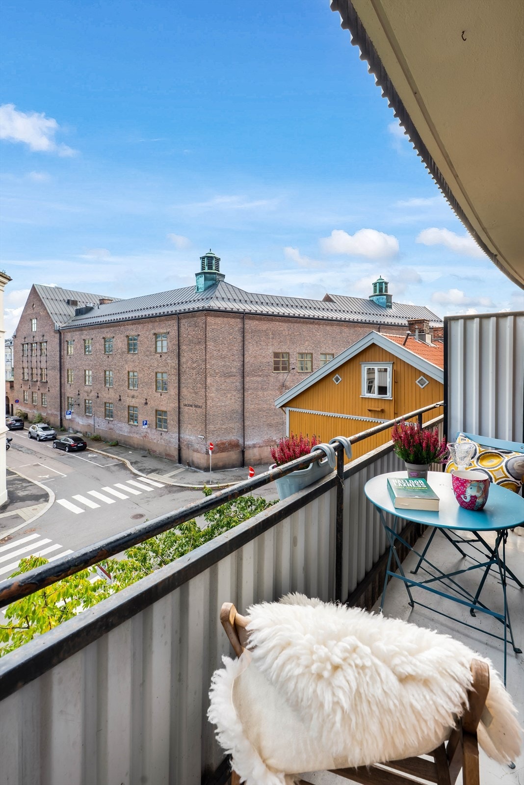 Fra balkongen kan man nyte utsikten over det omkringliggende nabolaget. Galleribilde