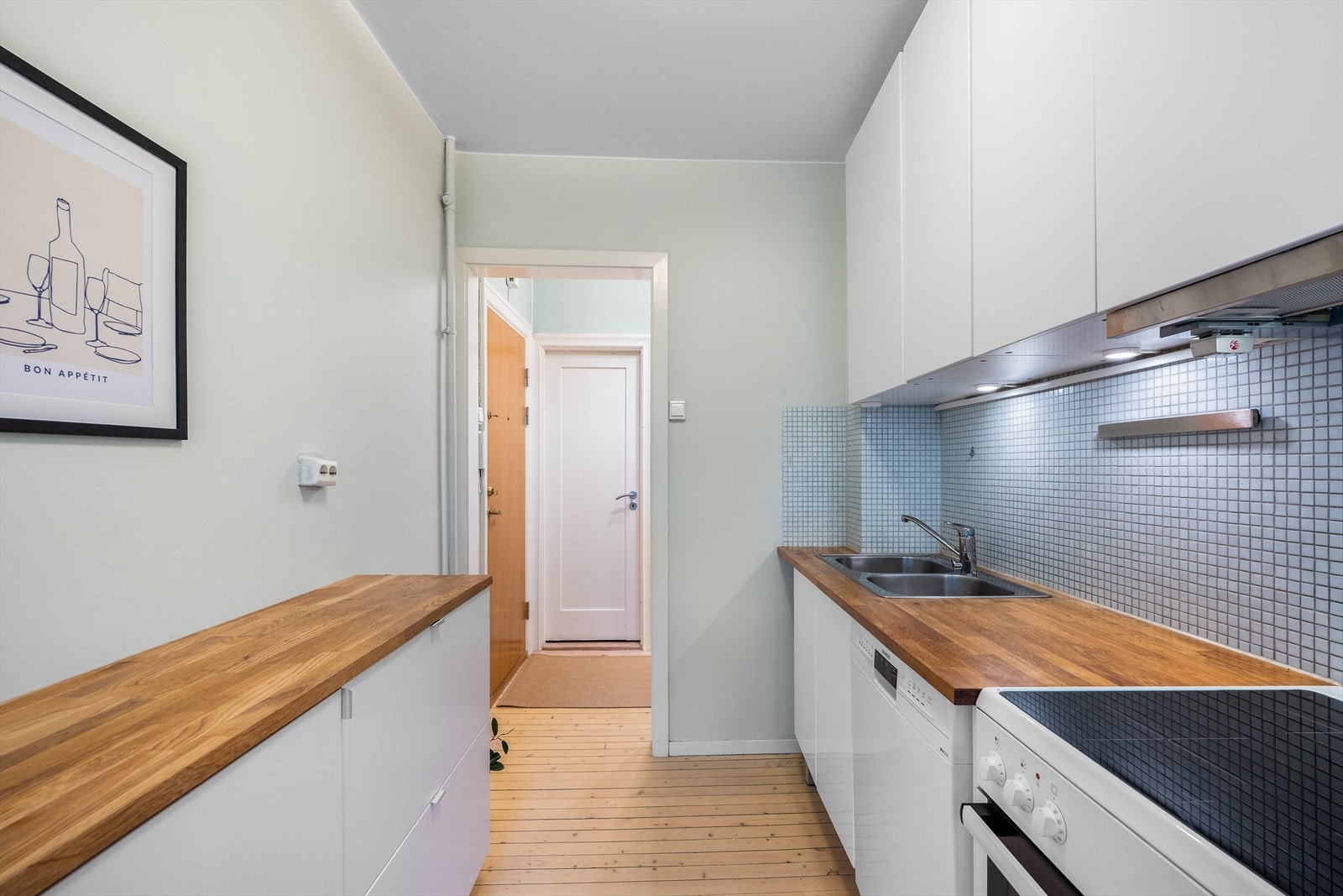 Kjøkken i separat rom vendt inn mot rolig bakgård. Galleribilde