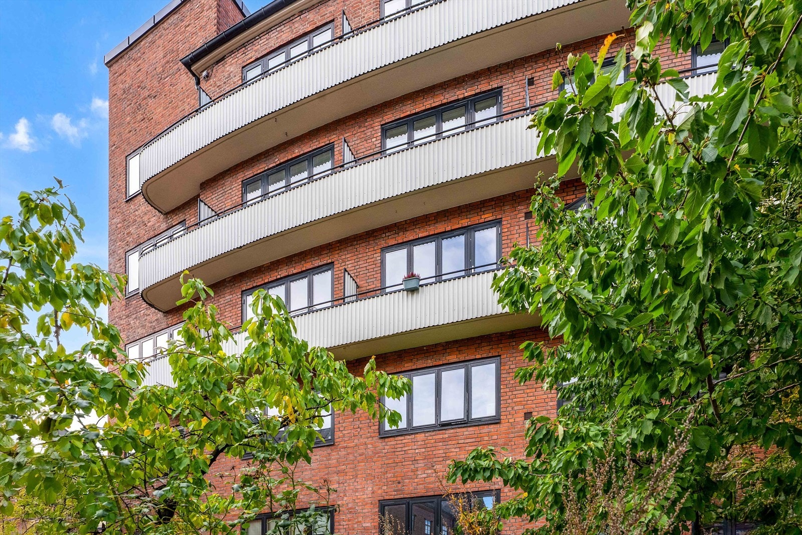 Balkongene gir utsyn over nærområdet og bidrar til ekstra uteplass. Galleribilde