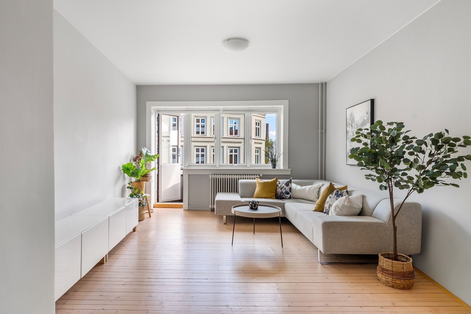 Lys stue med åpen planløsning gir en romslig følelse. Galleribilde