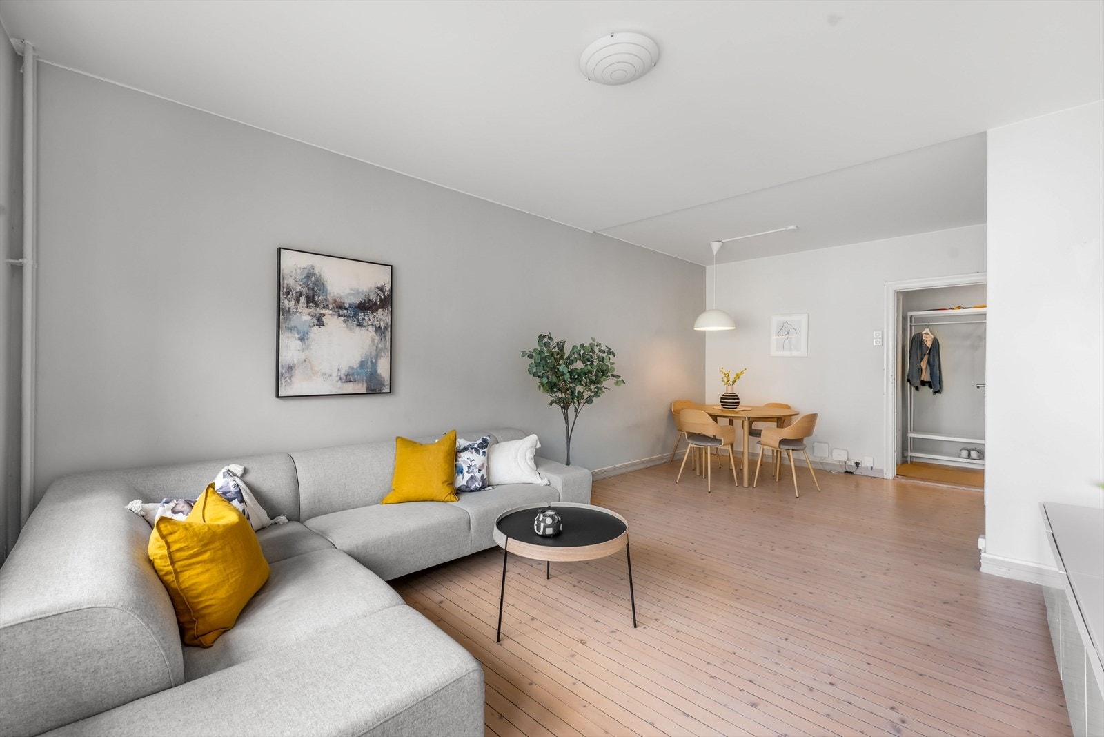 Plass til både sofagruppe og spisebord i åpen stueløsning. Galleribilde