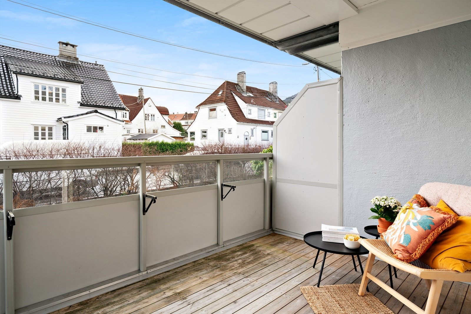 På venstresiden av altanen er det port for å komme seg ned til felles hage. Altanen har gode solforhold Galleribilde