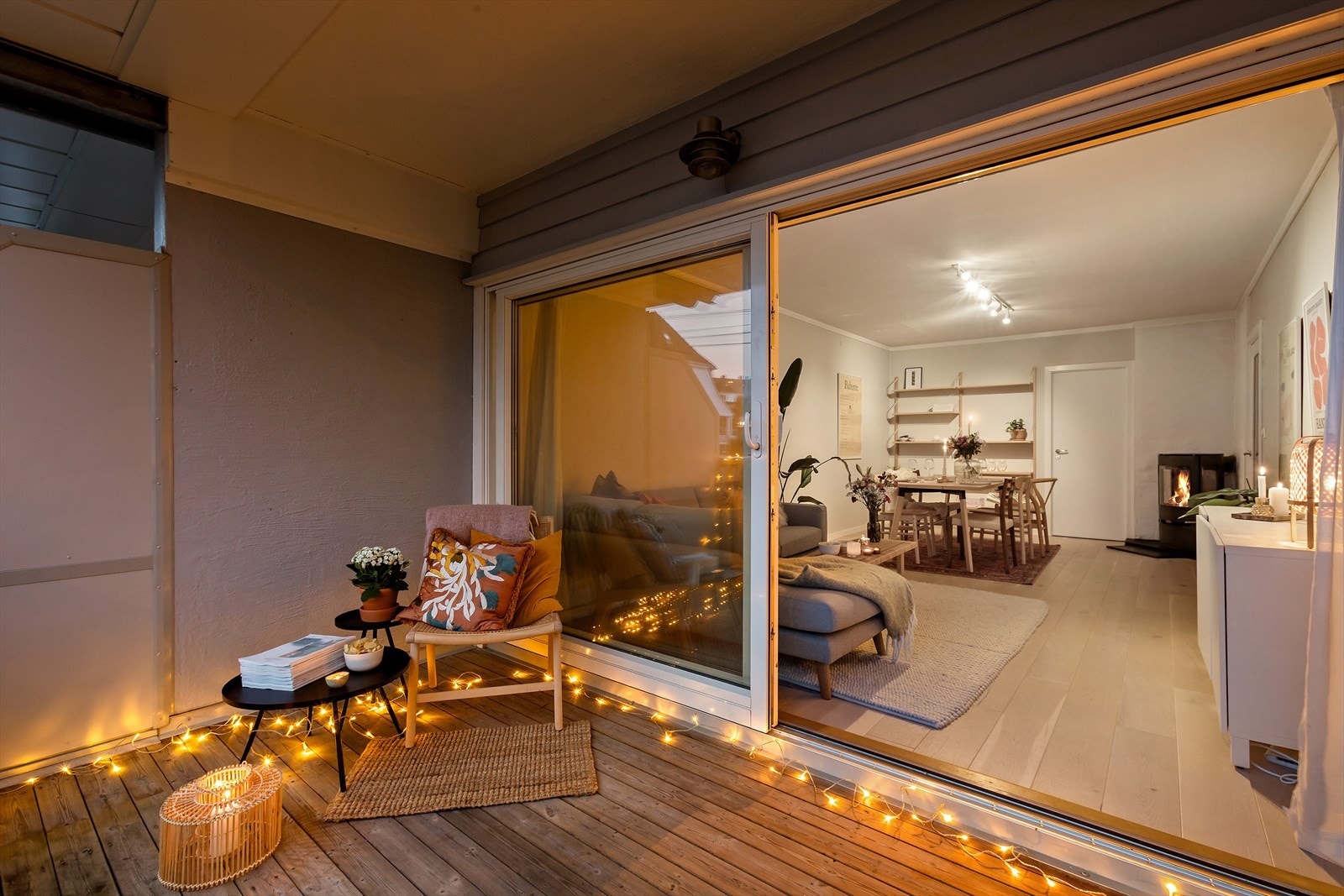 Stor altan med trapp ned til felles hage Galleribilde