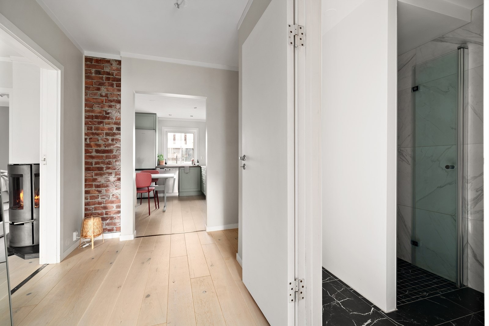 Entre og deler av bad. Galleribilde