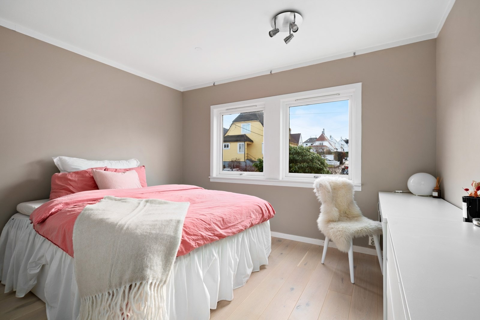 Hovedsoverom med god plass til seng, kommode og skap Galleribilde