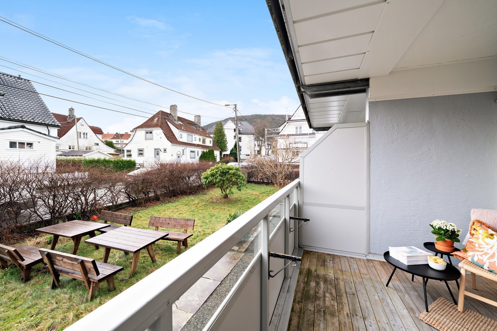 Felles utemøbler med tilkomst fra altan. Om sommeren settes det ut felles grill i felles område Galleribilde