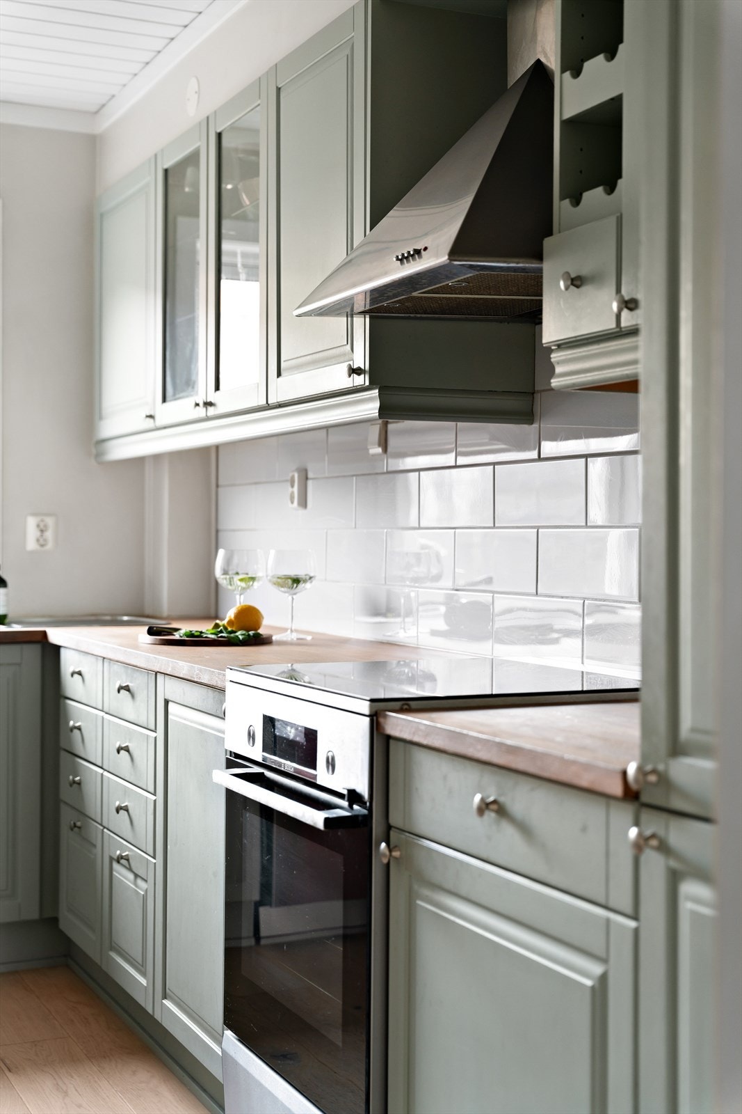 Kjøkkenet har godt med benkeplass Galleribilde