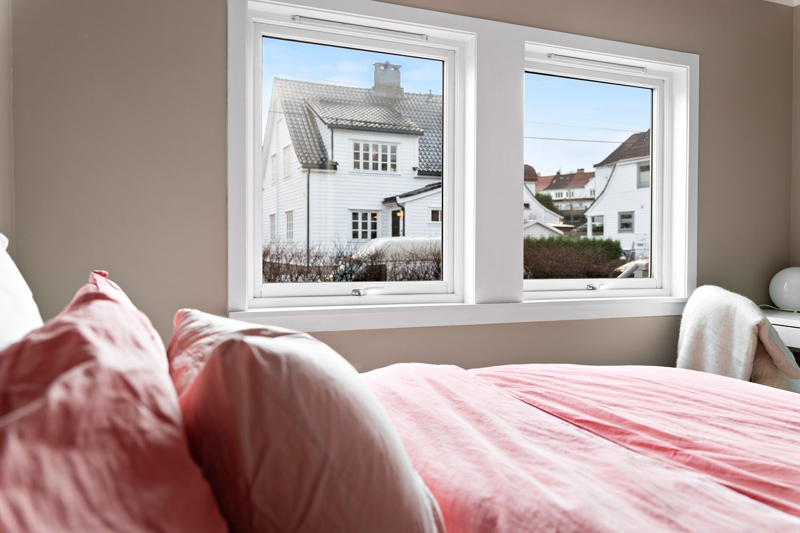 Soverommet har store vindusflater som gir godt med lys Galleribilde