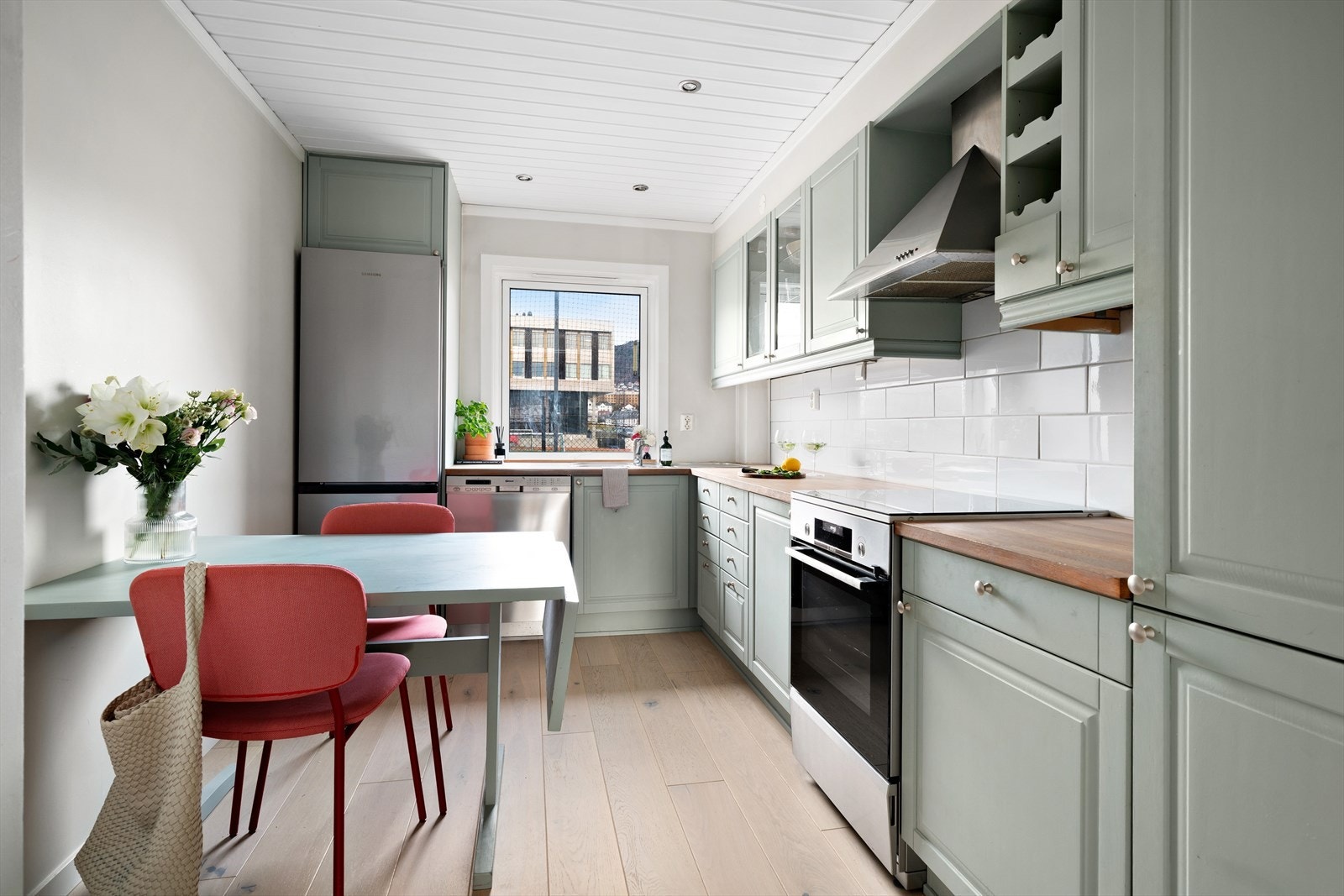 Kjøkkenet er 9 m² og har plass til eget kjøkkenbord Galleribilde