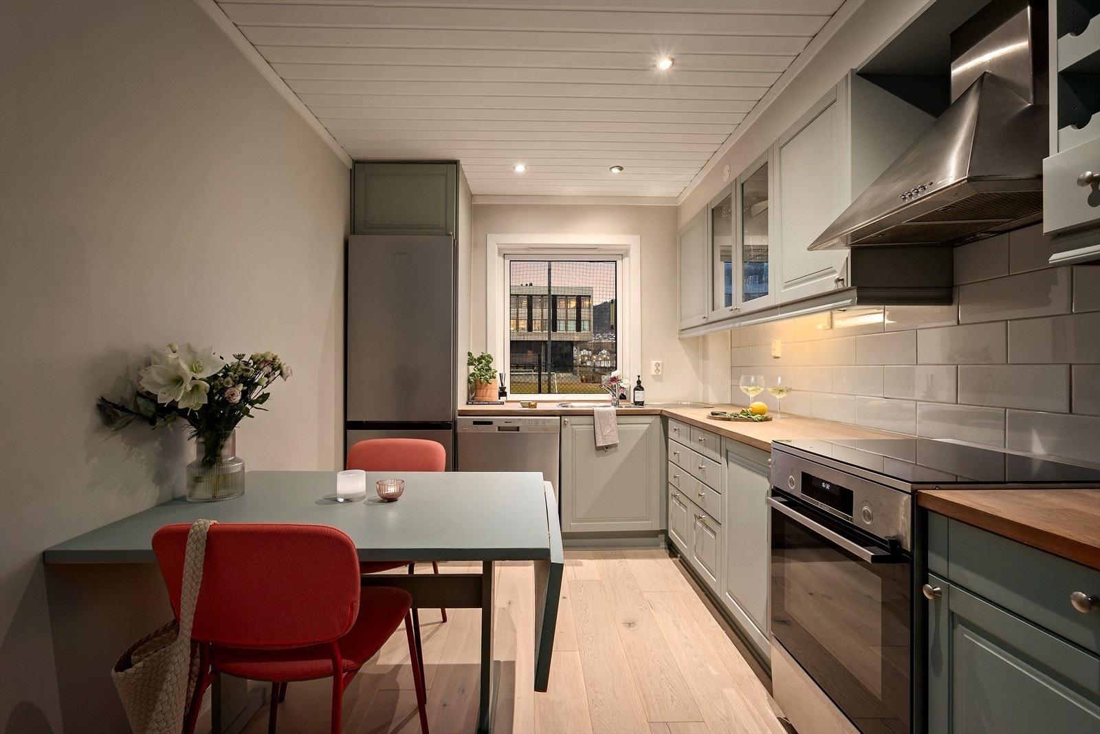 Kjøleskap, oppvaskmaskin og komfyr med platetopp følger med i salget Galleribilde