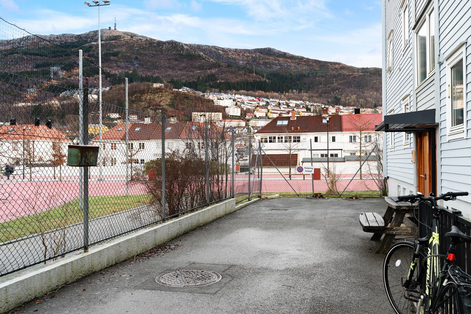 Fasade fra inngangspartiet med Ulriken i bakgrunnen Galleribilde