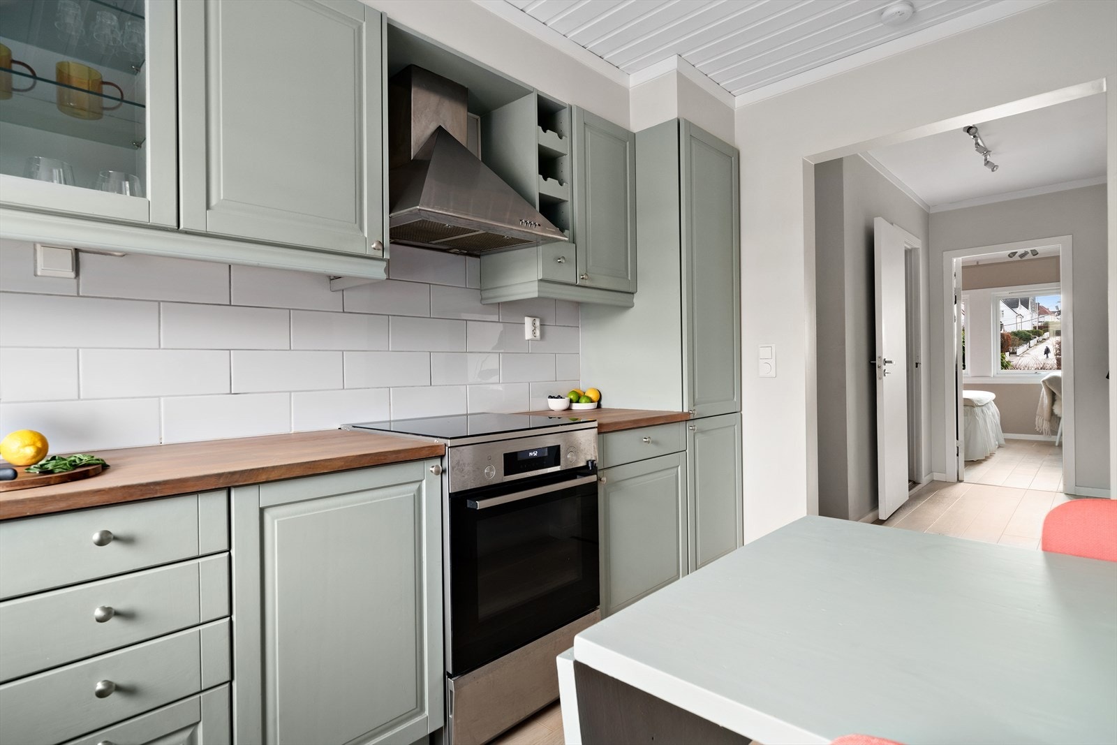 Benkeplatene på kjøkkenet er i heltre Galleribilde