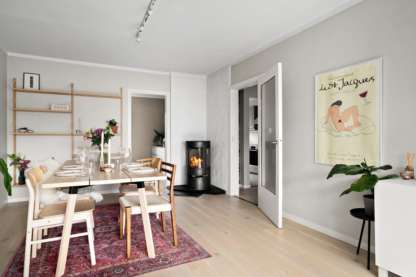 Stuen har lys parkett på gulv Galleribilde