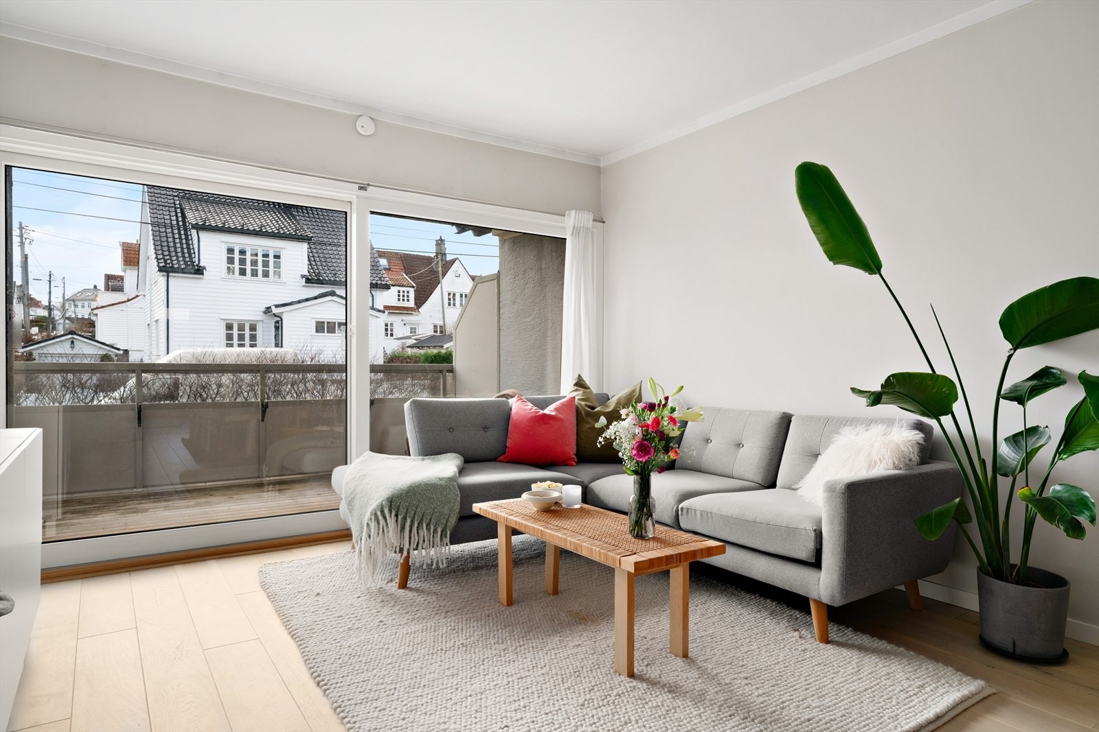 Store vindusflater som gir et naturlig lysinnslipp Galleribilde