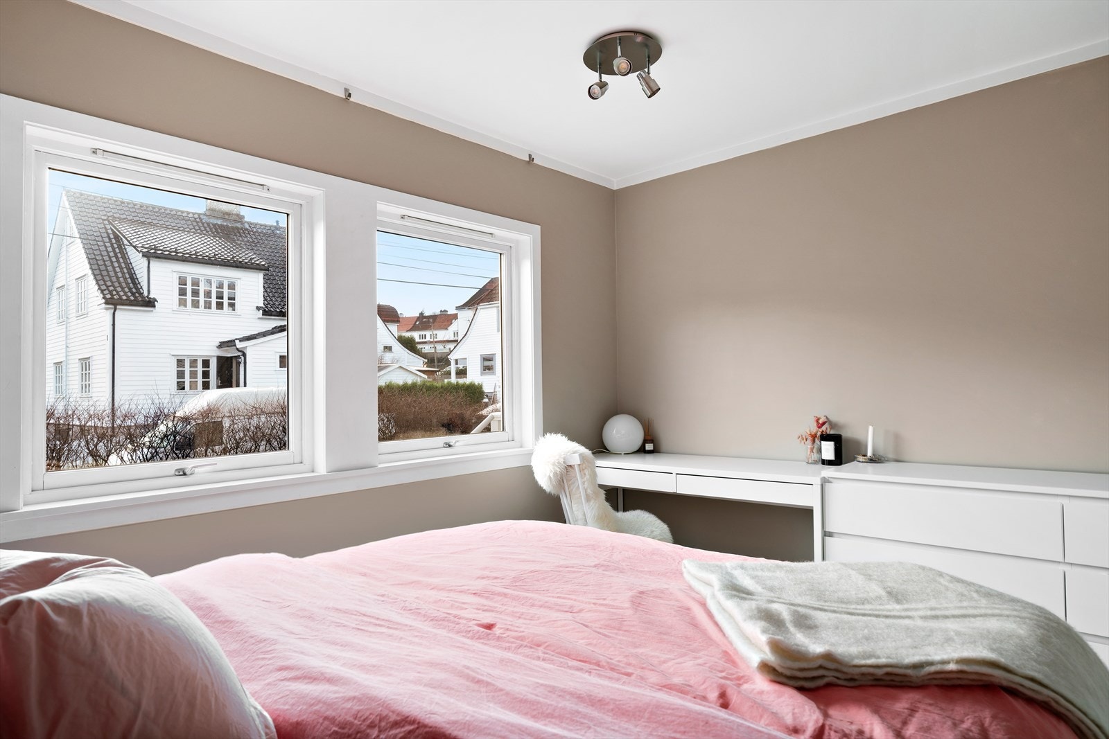 Romslig soverom på 12,3 m² Galleribilde