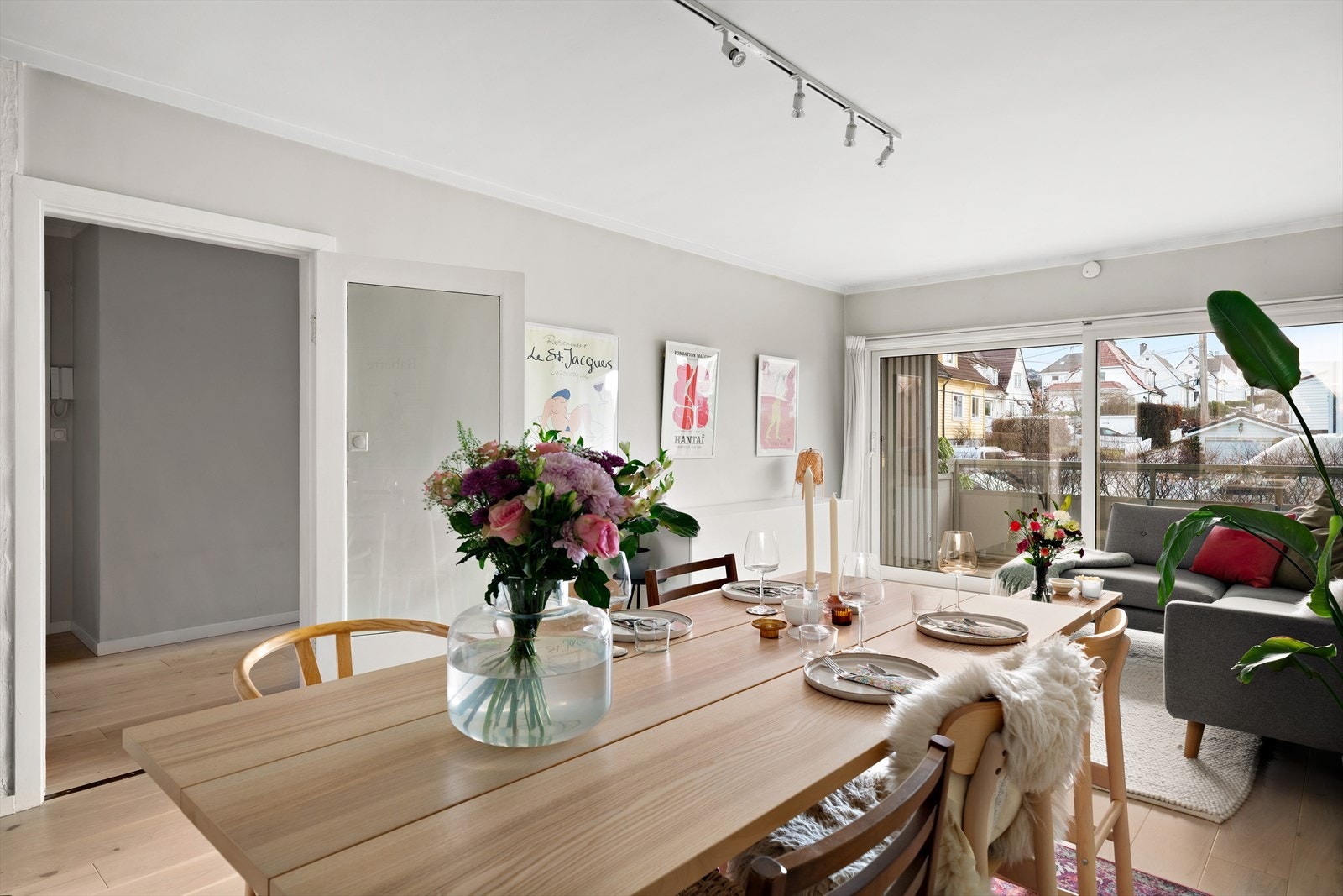 Stuen har god plass til spisebordsmøblement Galleribilde